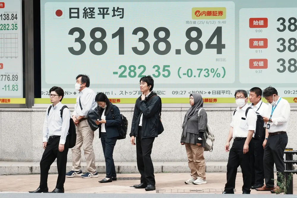 Investorer er nervøse og venter på en bekreftelse fra Kina om at det er enighet om USA om en rammeavtale for en handelsavtale. Her fra Tokyo, hvor Nikkei-indeksen har falt torsdag formiddag.