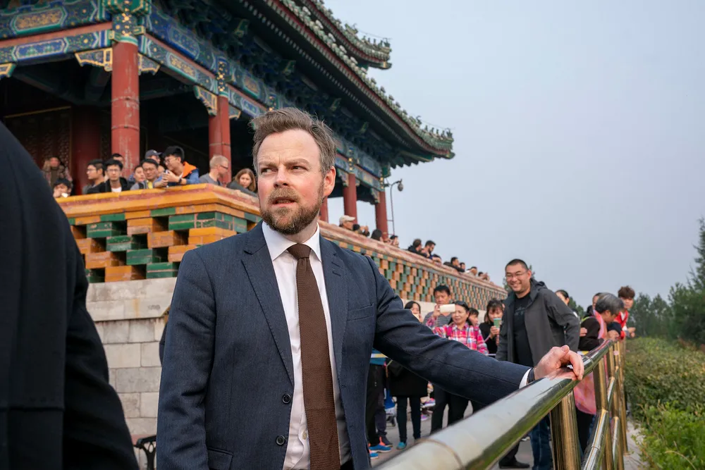 Næringsminister Torbjørn Røe Isaksen sier det går fremover med forhandlingene om en frihandelsavtale med Kina, men sier den ikke blir klar i år. Her møter Røe Isaksen pressen i Jingshin park i Beijing søndag.