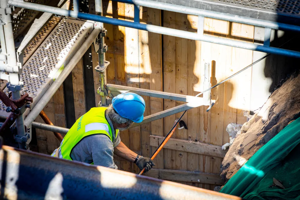 En forskalingssnekker i arbeid på et leilighetsprosjekt i sentrum av Skien.
