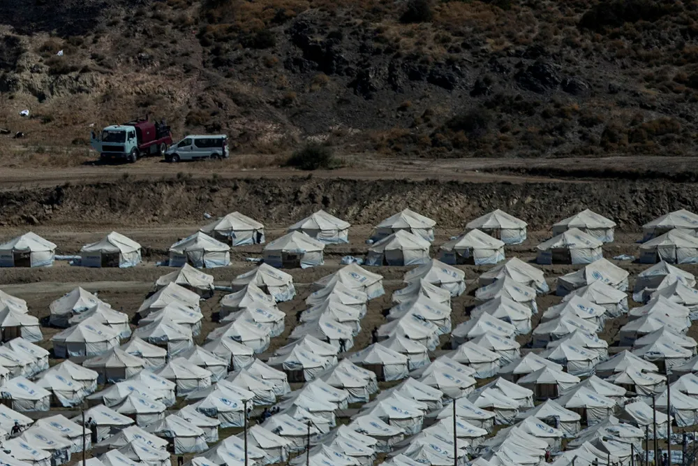 En midlertidig teltleir bygges opp for migrantene som mistet alt da Moria-leiren på Lesvos brant ned.