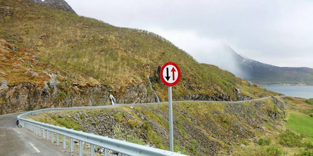Dette skiltet som viser vikeplikt for trafikk opp bakken og et noe forsterket autovern, er trafikksikkerhetstiltakene som er iverksatt på fylkesvei 57 til Tromvik. Ikke all verden, men så ser det omsider ut til at ytterligere tiltak kan iverksettes.Foto: Jørn Mikael Hagen