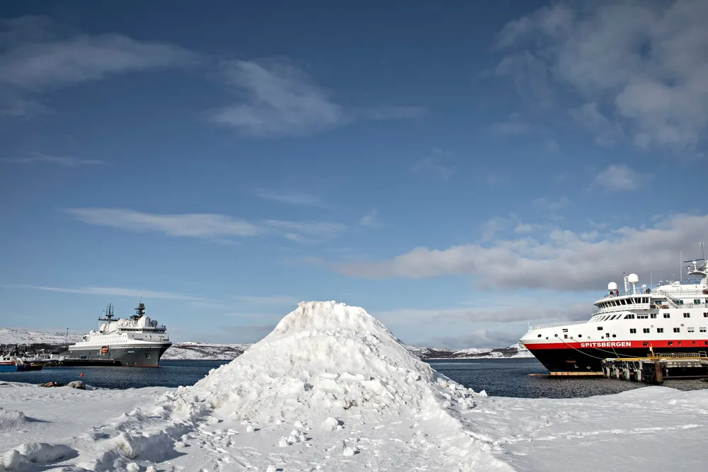 Stor godstrafikk helt på grensen mot Russland vil virke spenningsdempende, mener skribenten. Spionskipet Marjata (til venstre) til kai i Kirkenes.