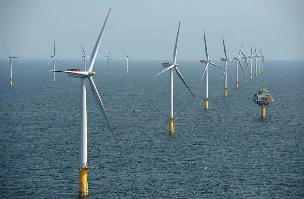 Den norskeide havvindparken Sheringham Shoal består av 88 vindmøller plassert utenfor kysten av Norfolk i England. Statkraft og Statoil eier halvparten hver. Nå kan det bli bygget slike utenfor kysten av Norge. Foto: CHPV/Scira Offshore Energy / NTB scanpix