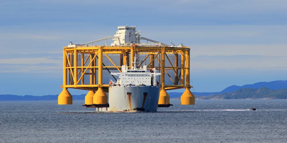 Salmar sin havmerd Ocean Farm 1. Dette slepet er fra da konstruksjonen ankom Trøndelag.