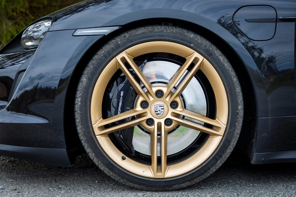 De rødgrønne partiene vil gjøre den elektriske sportsbilen Porsche Taycan dyrere i Norge.