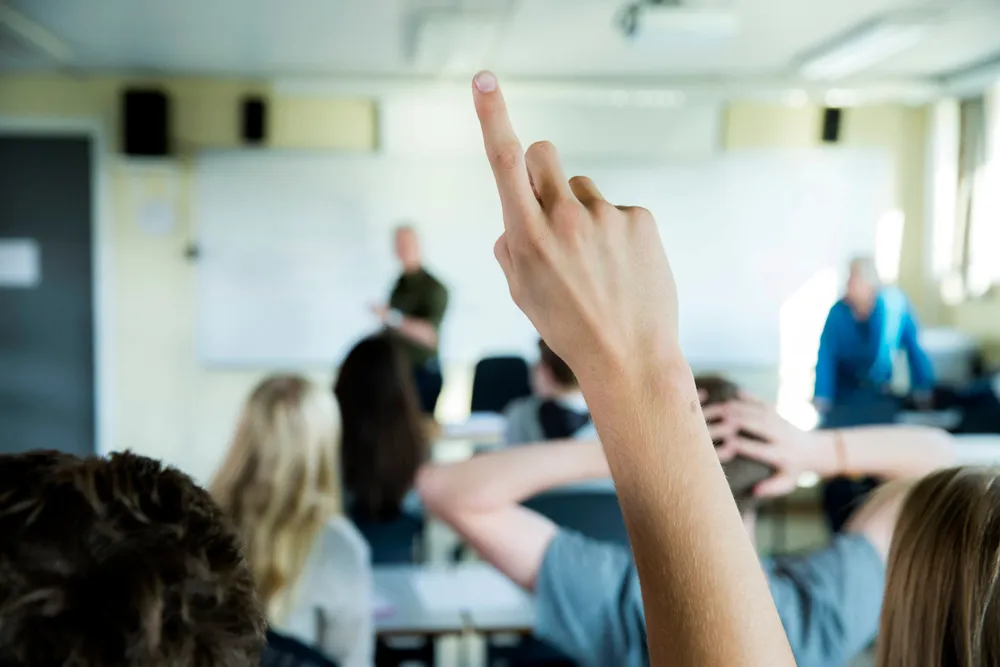 Klarer vi å gjøre skolen mer motiverende og tilpasset for gutta, vil det føre til at flere gutter løfter seg opp på nivå med jentene, skriver artikkelforfatteren.