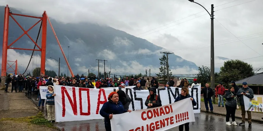 Chile salmon workers plan to stage more protests ahead of Thursday afternoon's vote
