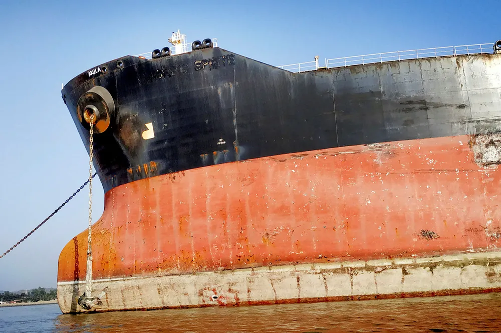 På noen meters grunne ved Chittagong-stranden, i påvente av at tidevannet skal trekke seg tilbake, ligger skipene som frem til november het «Nordic Aurora» og «Nordic Sprite» og var eid av Herbjørn Hanssons Nordic American Tankers. Nå synes knapt de tidligere bokstavene. Strandområdet er stengt for uvedkommende, og fotografiene er tatt i skjul fra båt. Fotografen er ikke identifisert av sikkerhetshensyn.