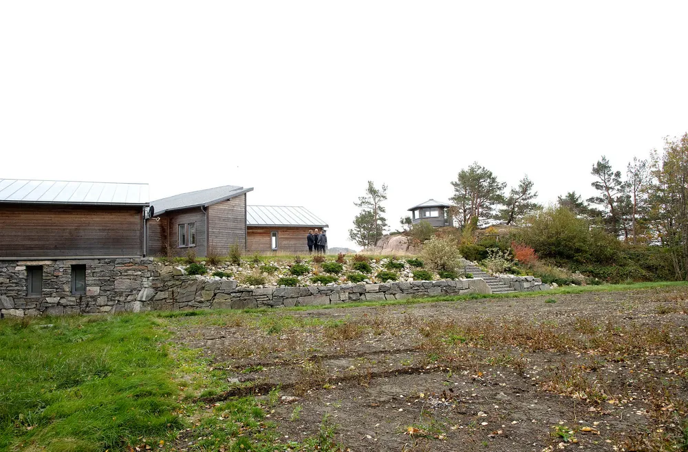 Hanne Madsen sto tiltalt for ulovlige inngrep og ulovlig bygging knyttet til denne strandeiendommen hun eier på Hesnes utenfor Grimstad.