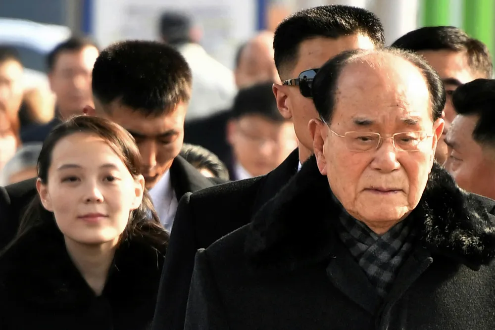 Nord-Koreas Kim Yong Nam ankommer flyplassen i Seoul i Sør-Korea sammen med Kim Yo Jong, den nordkoreanske lederen Kim Jong Uns søster. Foto: Kim Ju-hyung/Yonhap via AP/NTB Scanpix
