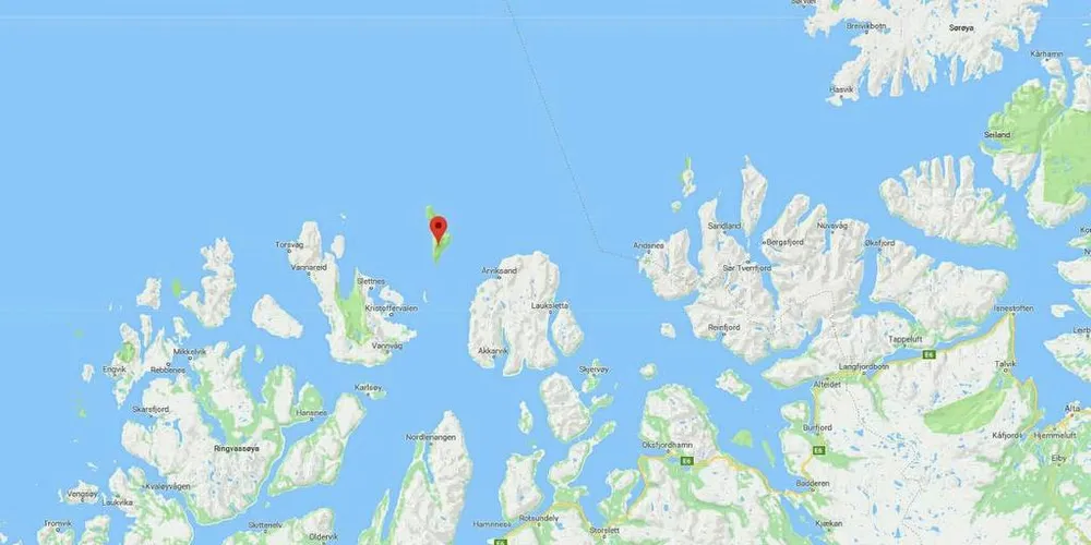 Hovedredningssentralen i Nord-Norge satte søndag i gang søk etter en sjark øst for Nord-Fugløya. I letearbeidet kom redningsmannskaper over enda en båt som var i ferd med å synke.Kart: google.no