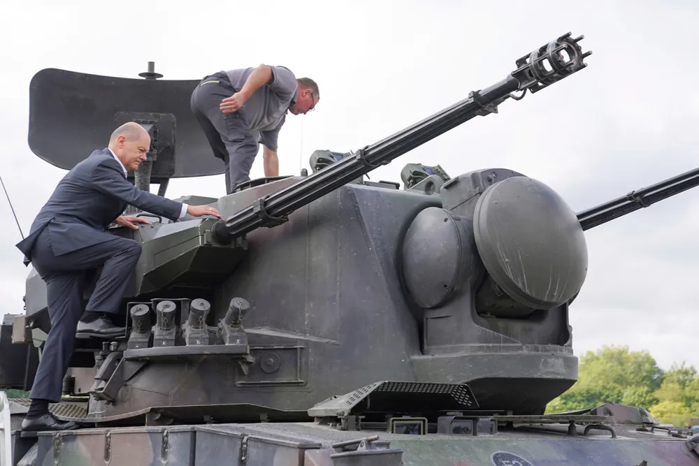 Forbundskansler Olaf Scholz klatrer opp på et tysk selvdrevet luftvernsystem, Gepard. Anledningen var et besøk i august på et treningsprogram for ukrainske soldater i tyske Putlos.