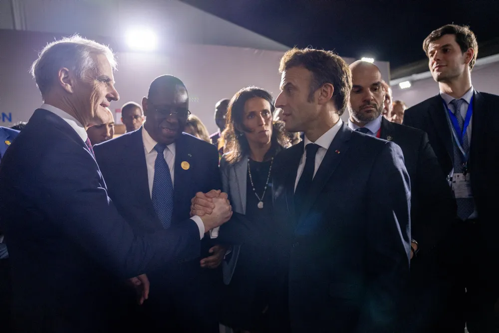 Frankrikes president Emmanuel Macron (til høyre) har tatt initiativ til et all-europeisk forum, EPC, der Norge og statsminister Jonas Gahr Støre (Ap) bør spille en enda større rolle, skriver artikkelforfatteren.