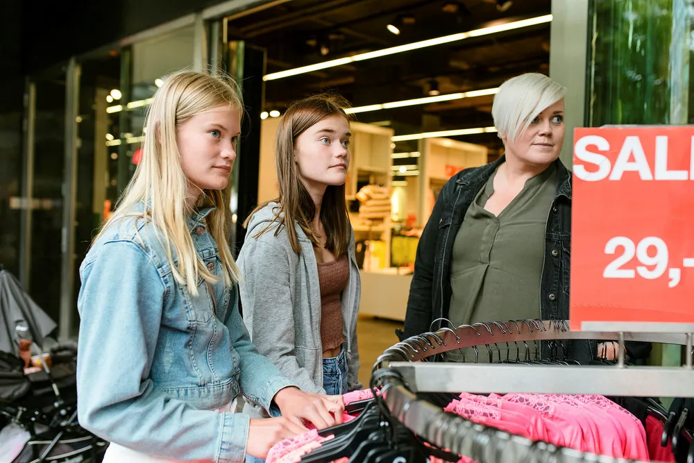 Denne Cubus-butikken på Stortorvet er en av flere klesbutikker som nå forsvinner ut av Kreditkassen-bygget på Stortorvet. Her har Linda Giltvedt tatt med tantebarna Linnea Giltvedt og Matilde Giltvedt på handletur til Oslo.