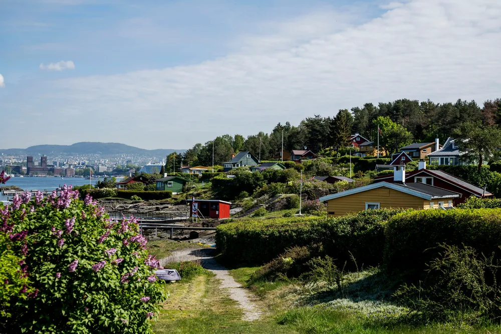 Hyttebebyggelse på Lindøya med Oslo rådhus i bakgrunnen.