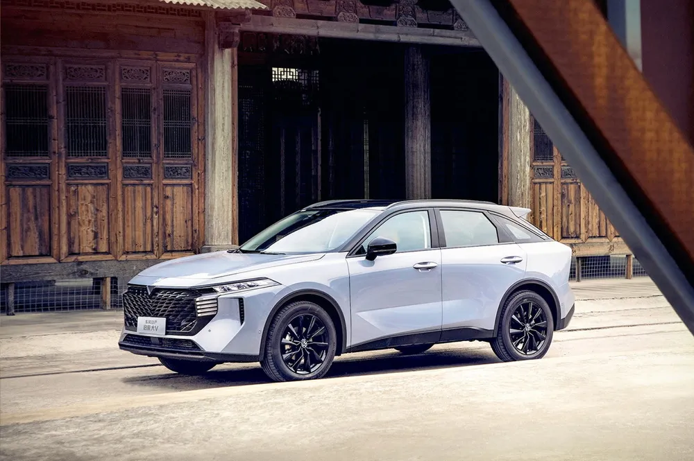 A promotional image of Venucia's V-Online SUV.
