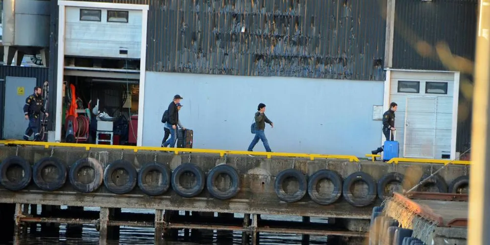 ARREST: De to filippinske maskinistene på «Ottar» hentes av politiet for å bringes til Bergen for avhør og en mulig utvisning fra landet på grunn av at de mangler arbeidstillatelse i Norge.Foto: Einar Lindbæk