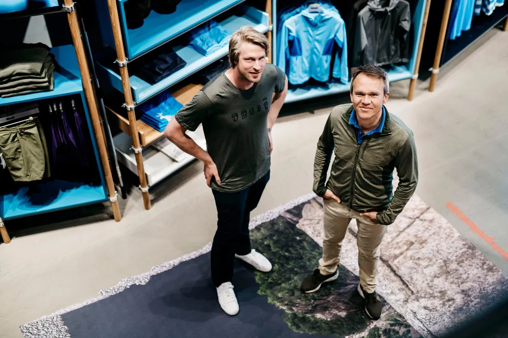 – Dette er resultatet av den digitale omstillingsprosessen. Det kostet, men det var riktig, sier Bergans-sjef Jan Tore Jensen (til venstre) om årene med omstilling som la grunnen for fjorårets overskudd. Her er med finansdirektør Jan-Martin Holmen.