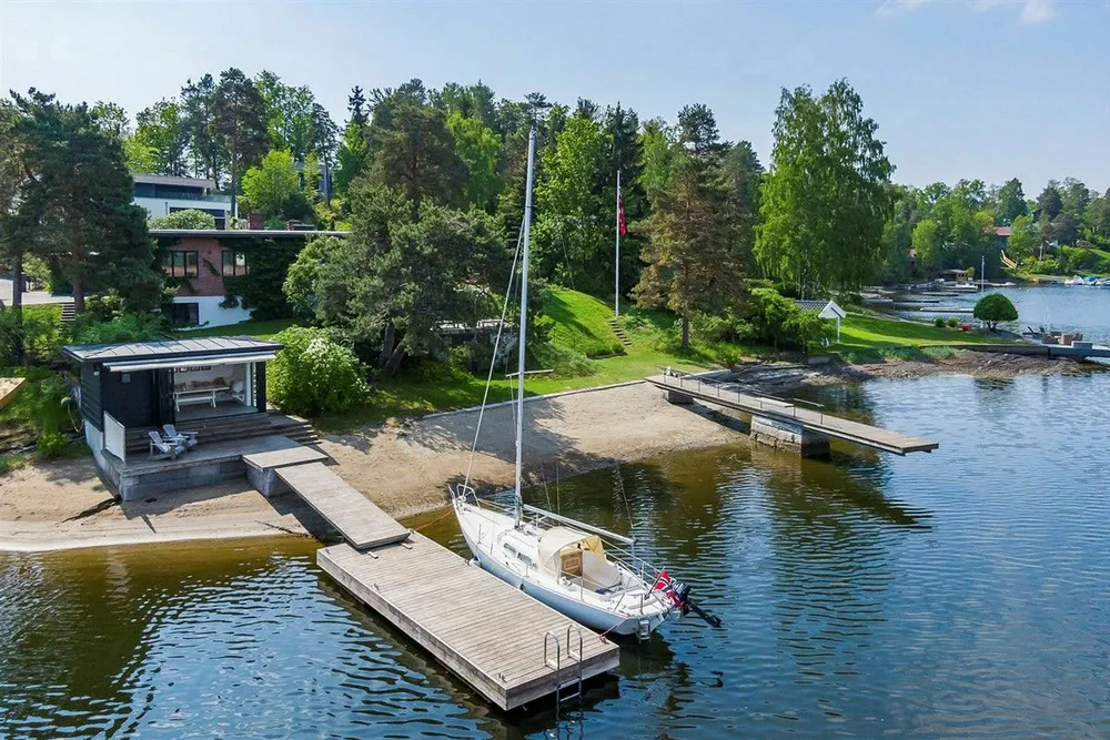 Denne boligen på Snarøya i Bærum med strandlinje med strandhus og to brygger er nå til salgs med en prisantydning på 85 millioner kroner.