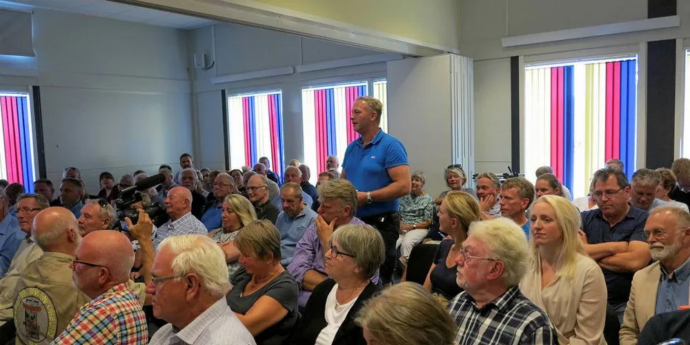 ADVARER: Samferdselsminister Ketil Solvik-Olsen advarte mot å mistenke at noen er onde på folkemøte om kvikksølv i ubåten ved Fedje. Foto: Nils Torsvik