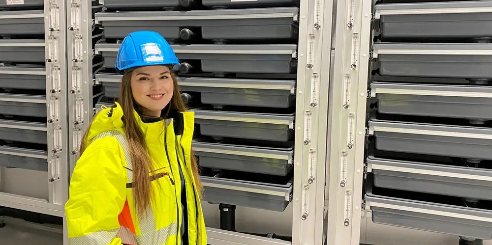 Produksjonssjef i NRS Settefisk, Liza-Mari Widnes Isaksen inne på det nye settefiskanlegget til NRS i Dåfjord. Arkivfoto.