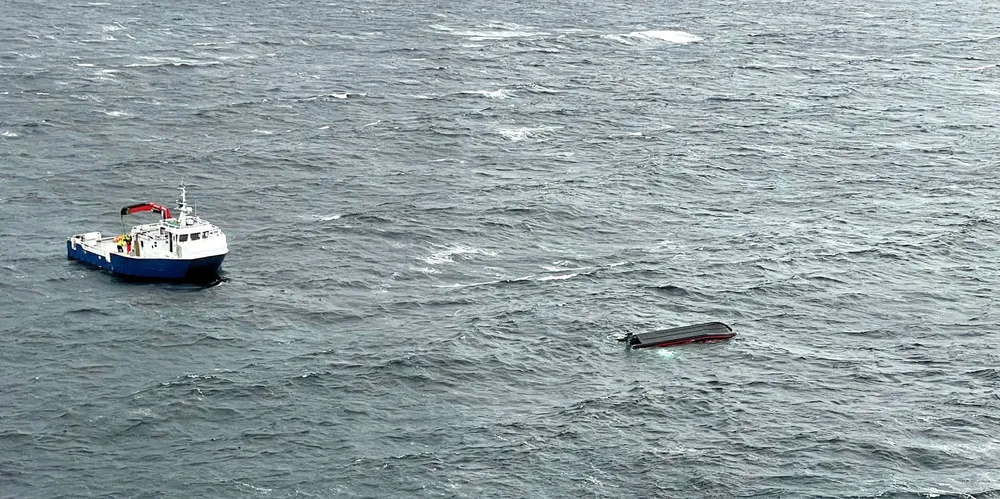 Dette bildet er tatt under redningsaksjonen i Hjeltefjorden onsdag, og viser havaristen samt ett av fartøyene som bisto i redningsaksjonen.