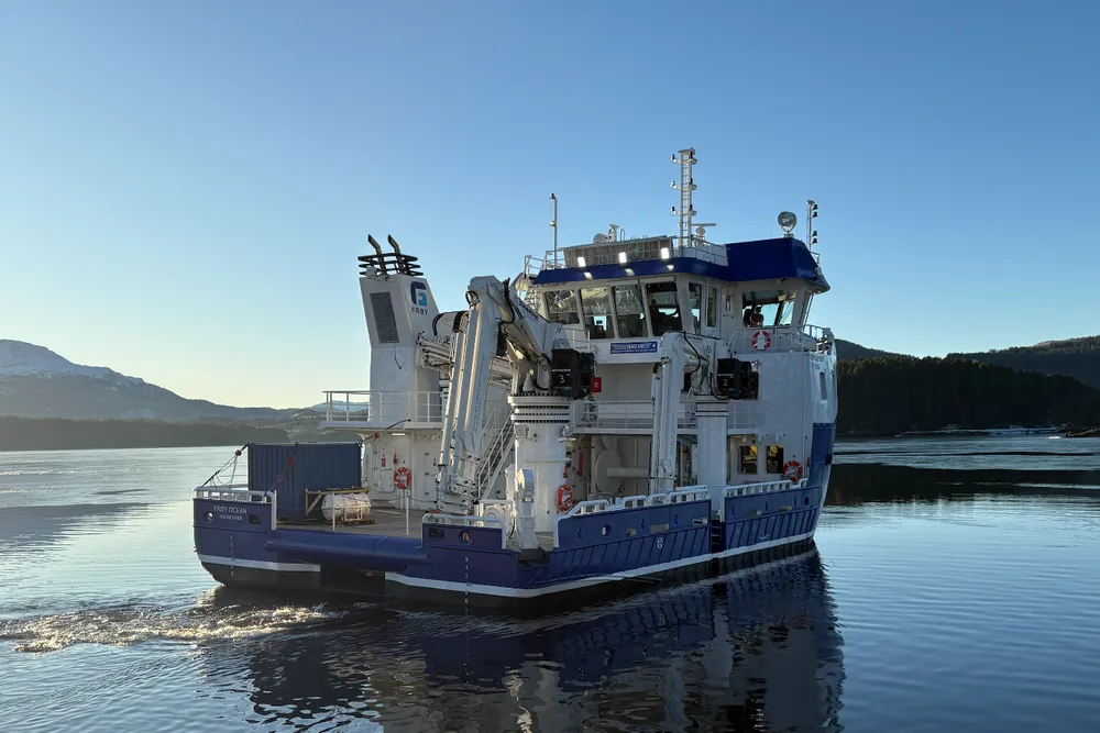 Vaagland Båtbyggeri overleverte torsdag den nye hybride servicebåten Frøy Ocean til Frøy.
