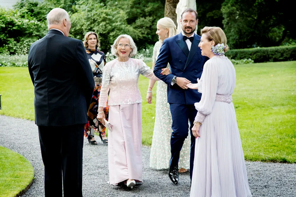 Kong Harald og dronning Sonja (til høyre) hilser på prinsesse Märtha (nr. to fra venstre), Marit Tjessem, kronprinsesse Mette-Marit og kronprins Haakon før en middag i forbindelse med dronnings Sonja sin 80-årsdag på Bygdøy kongsgård i fjor. Foto: NTB Scanpix/Audun Braastad