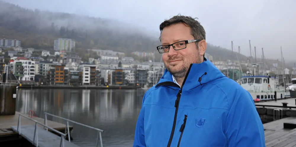 Daglig leder i selskapet Havbrukspartner AS, Øyvind Kråkås. Her er han avbildet utenfor selskapets kontorer på Marineholmen i Bergen.
