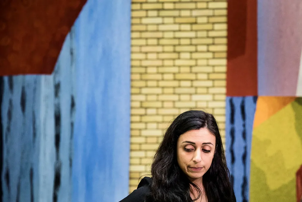Ap-nestleder Hadia Tajik, her i Stortingets vandrehall, mener Carl I. Hagen og Fremskrittspartiet har seg selv å takke. Foto: Per Thrana