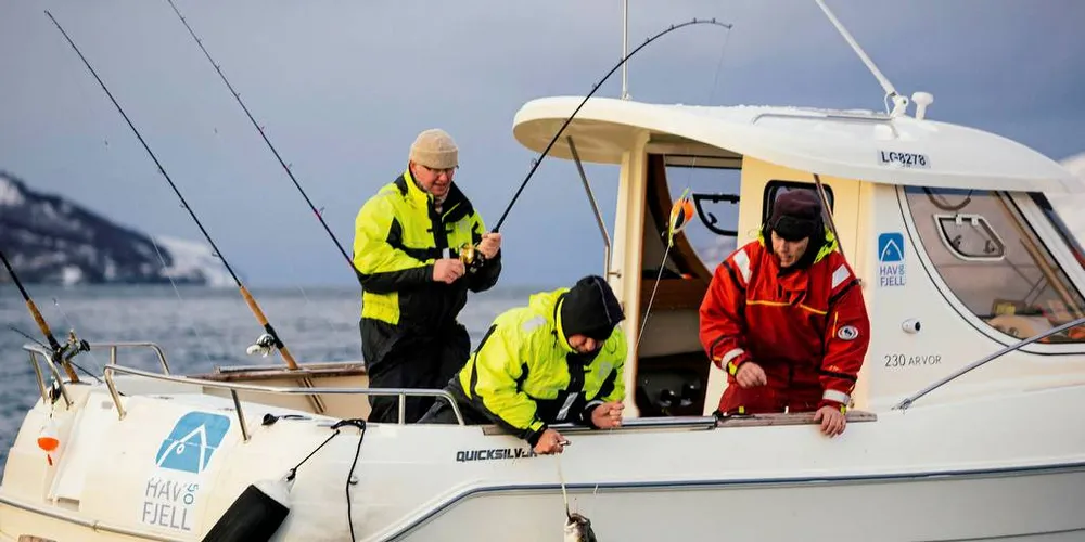 FISKETURISTER: Her de danske fisketuristene Philip Viktor med fiskestangen Jacob Kofod klepper kveiten og Jimmie Johansen titter på. Illustrasjonsfoto: Marius Fiskum