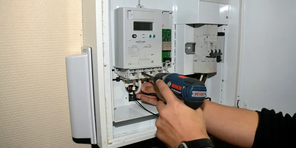 Flere hundre av Agder Energi Netts kunder risikerer å få strømmen kuttet i løpet av sommeren dersom de ikke godtar å få installert AMS-måler.