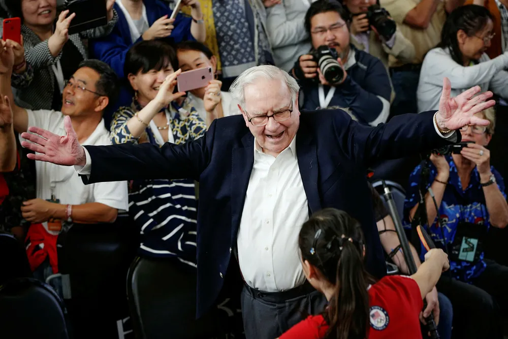 Still going strong. Berkshire Hathaway-toppsjef Warren Buffett (87) har ennå ikke trappet ned. Her gjør han seg klar til å klemme bordtennisspiller Ariel Hsing under generalforsamlingen i Berskhire Hathaway i mai i fjor. Foto: Nati Harnik/AP/NTB Scanpix