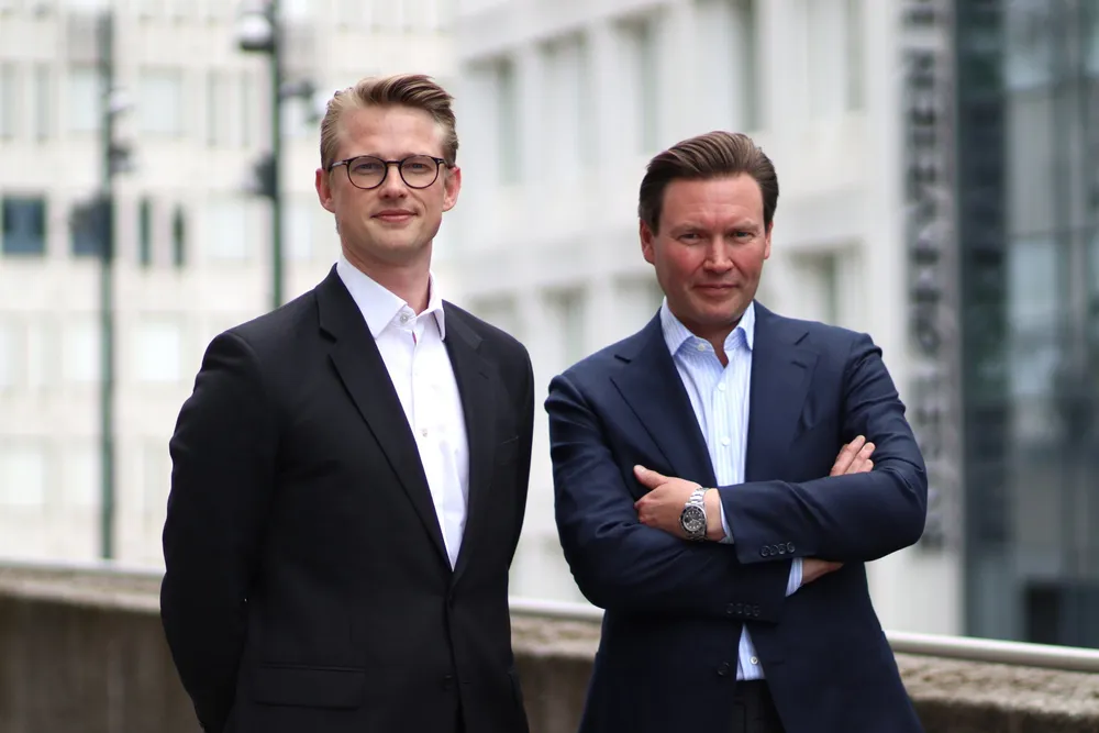 – Hvis du kan tenke deg at 3 prosent av vindproduksjonen faller bort, så vil det ha en tilsvarende virkning på inntektene i prosjektet, sier Tormod Ludvik Nilsen (t.h.), partner i advokatfirmaet Wikborg Rein. Advokat Eirik Finserås har i forbindelse med sin doktorgrad i juss særlig studert utfordringene på tvers av de ulike landenes økonomiske soner i Nordsjøen.