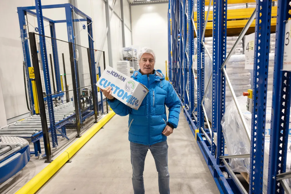 – Alt vi tjener går nå til å betale strømmen. Dette påvirker absolutt alt, sier Jack Stensland, her på lageret til Mr. Iceman på Oppaker.