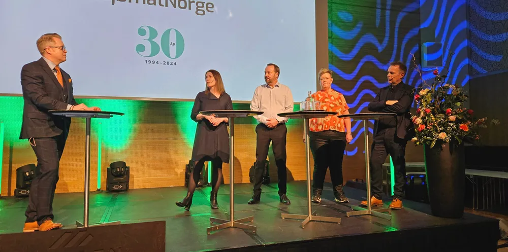 Debatt om omdømme og åpenhet på Sjømat Norges årssamling. F.v. Øyvind A. Haram (Sjømat Norge), Heidi Ryste (Nordlaks), Morten Hylborg Jensen (Nordic Group), Eva Kristoffersen (Egil Kristoffersen og sønner) og Øystein Hage (Fiskeribladet / Intrafish)