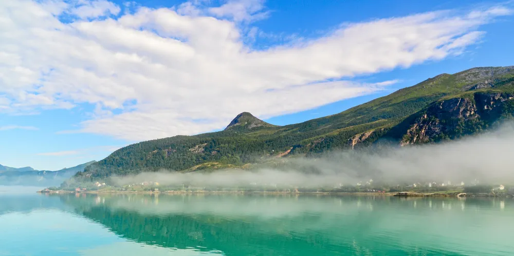 Glomfjord i Meløy. Meløy Energi er ett av de mest omtalte i strømsalgbransjen det siste året. Nå er regnskapet levert – og det viser et enormt underskudd.