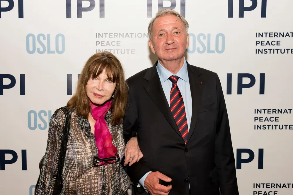 Flere millioner kroner mottatt fra Jeffrey Epstein ble brukt til å betale for spesialvisningen. Her er Terje Rød-Larsen på arrangementet med den Oscar-vinnende skuespilleren Lee Grant.