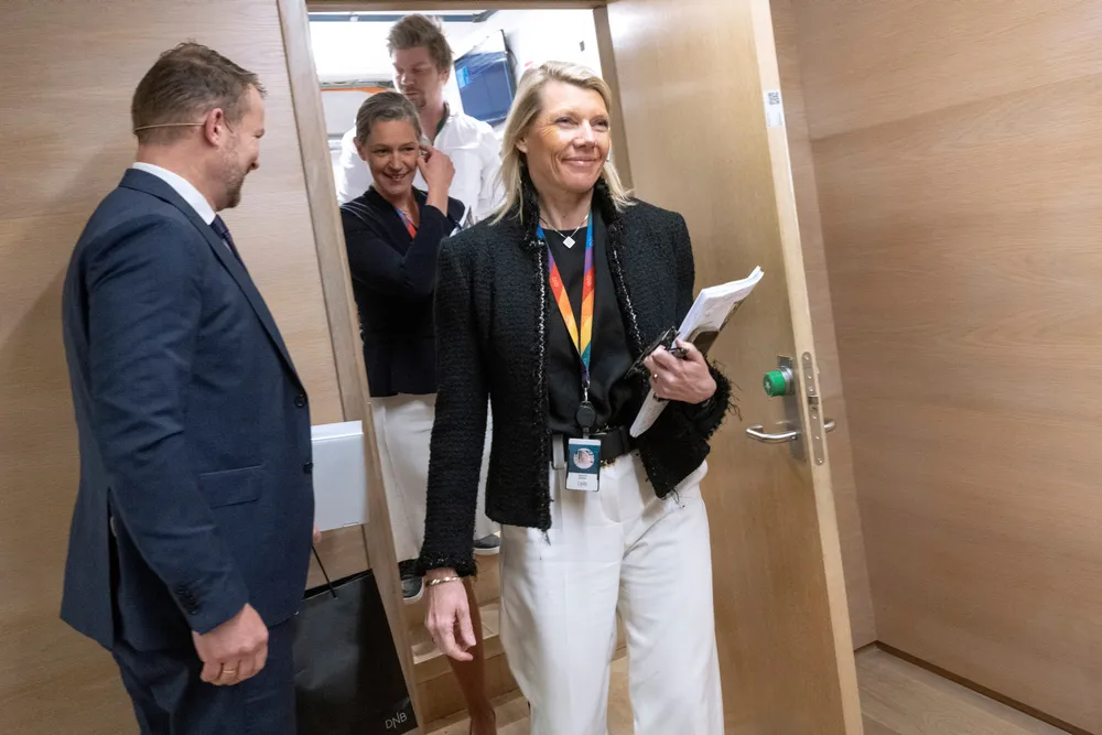 Finansdirektør Ida Lerner (bak) og konsernsjef Kjerstin Braathen ankommer kvartalspresentasjonen hos DNB torsdag morgen. Til venstre konserndirektør Thomas Midteide.