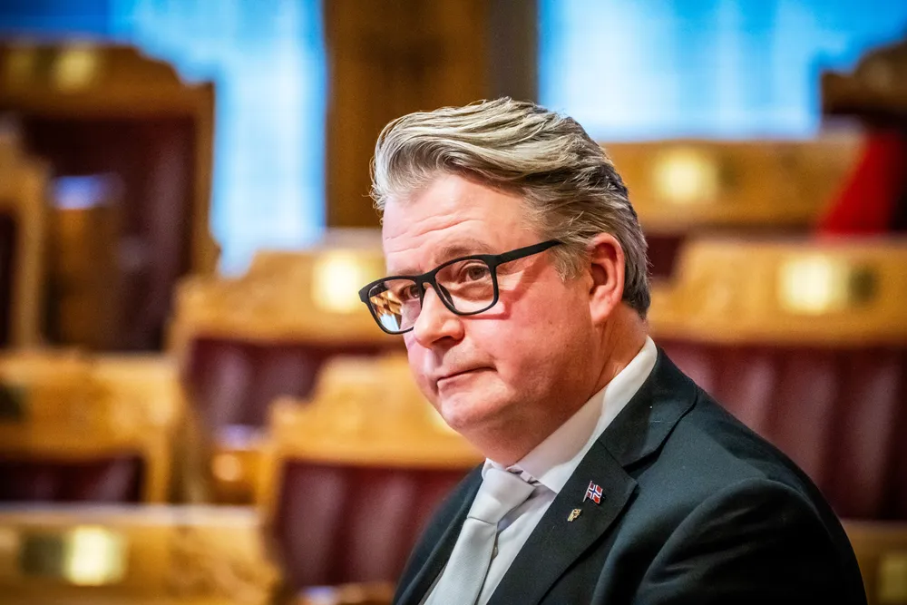 Tidligere justisminister Per-Willy Amundsen trekker seg nå som leder av justiskomiteen på Stortinget etter hans opptreden på Facebook.