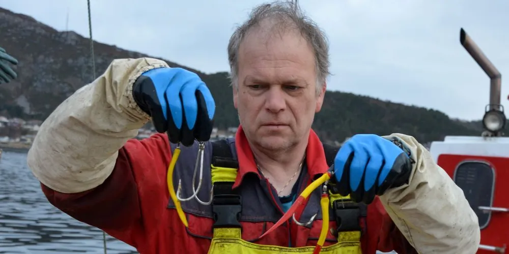 KROKER: Garnfisker Leif Tore Dybvik i Hessafjorden med et utvalg av store kroker fra fritidsfiskerne som er havnet i garnene hans.
