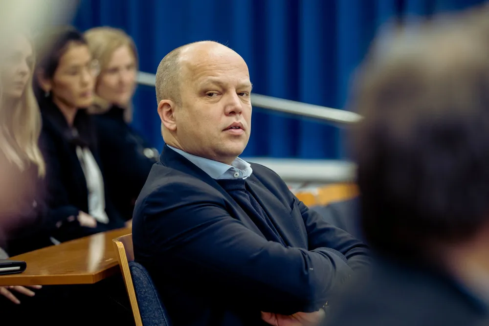 Finansminister Trygve Slagsvold Vedum må trekke i nødbremsen og gjøre om på statsbudsjettet for å unngå for sterke innstramninger i 2023.