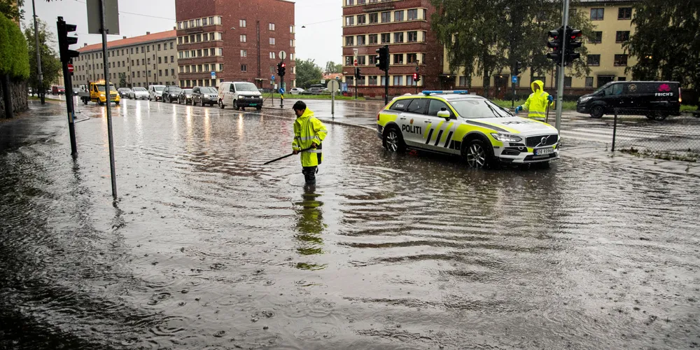 Ekstremværet Hans har blitt kategorisert som rødt farevarsel i Sørøst-Norge, og har allerede forårsaket at flere tusener har mistet strømmen. Her jobber mannskap med å åpne tette sluk på ring 2 i Oslo.