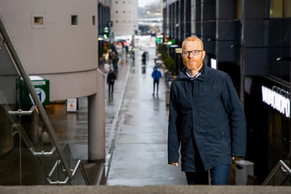 Kjetil Storesletten mener skjenkestoppen bør videreføres og skoler og universiteter holdes åpne.