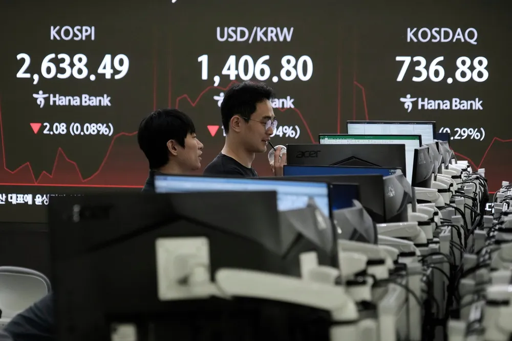 Det er avventende stemning ved Asia-markedene. Her fra KEB Hana Bank i Seoul, hvor Kospi-indeksen er svakt lavere.