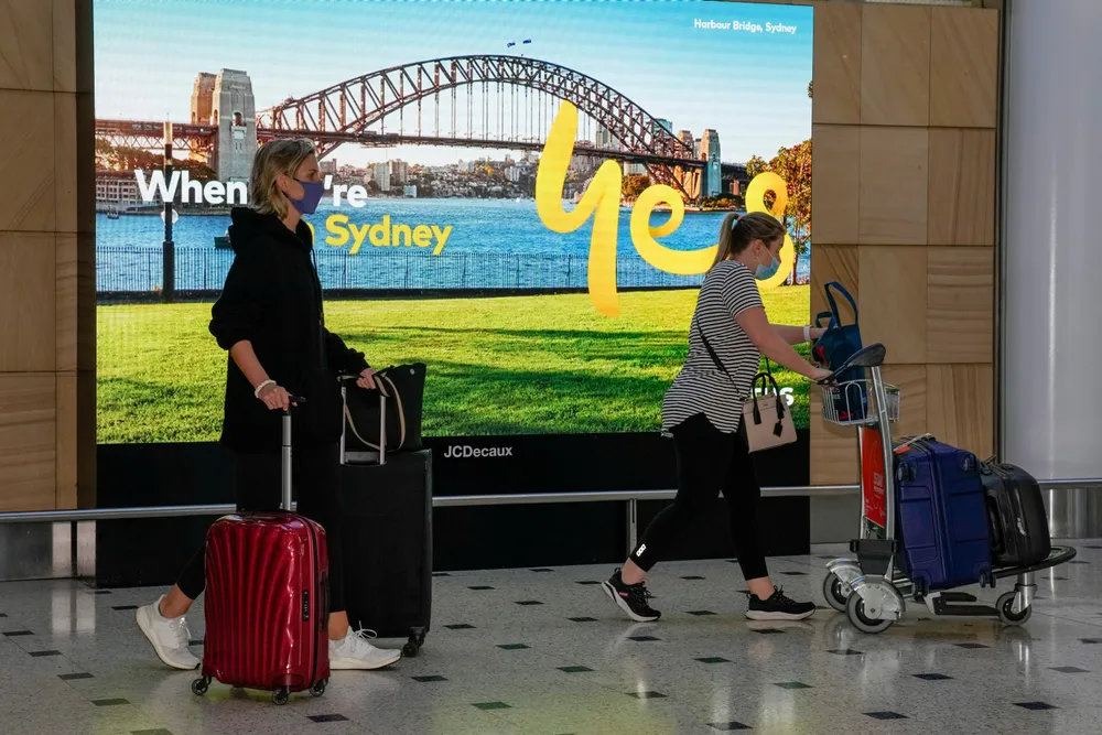 Australia er siste land som har bekreftet at omikronvarianten av koronaviruset er påvist hos passasjerer som har landet ved hovedflyplassen i Sydney. Det er kort tid siden Australia åpnet internasjonale grenser etter å ha vært nesten hermetisk lukket siden mars i fjor.