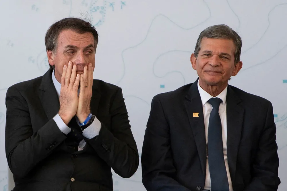 Jair Bolsonaro (t.v.) avbildet med den tidligere generalen Joaquim Silva e Luna, som han ønsker som ny toppsjef i det statlige oljeselskapet Petrobras.