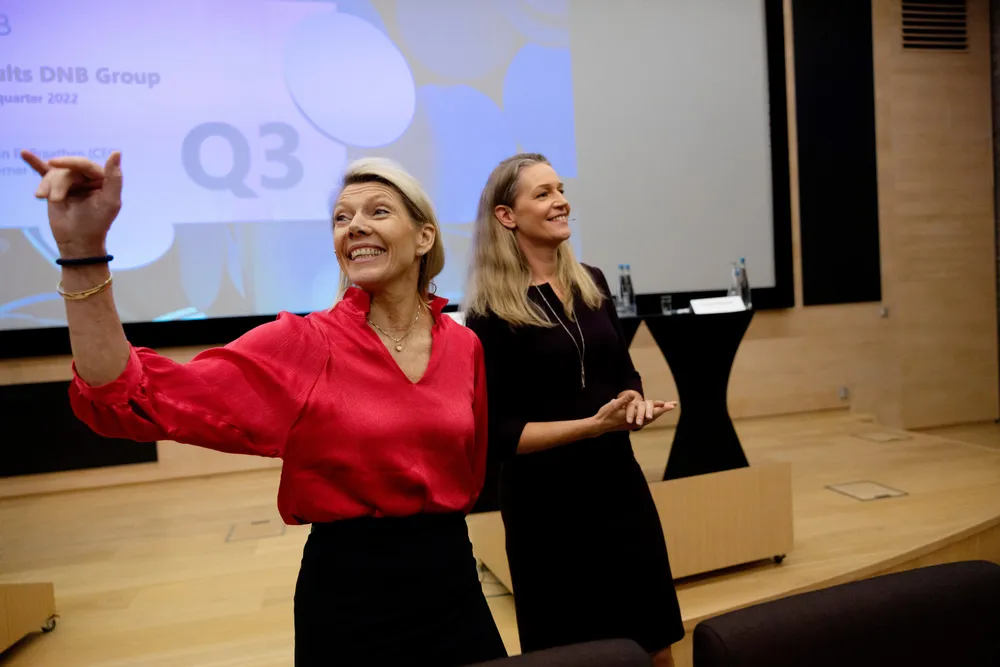 DNBs konsernsjef Kjerstin Braathen (fra venstre) la frem et av tidenes største overskudd torsdag, og banken lever godt på høyere renteinntekter og lave tap. Her med finansdirektør Ida Lerner.
