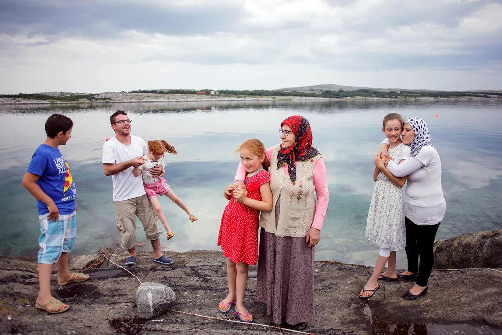– Vi hadde ikke sett hverandre på tre år. Det var fantastisk å ha familien samlet igjen, sier Sabiha Darkho (til høyre), mens hun klemmer datteren Katchiya. Sammen med resten av familien er hun nå blant de 40 flyktningene som er bosatt i Vevelstad. Fra venstre: Murat, Chiya, Hayganush, Samira og Hayganush. Foto: Javad Parsa