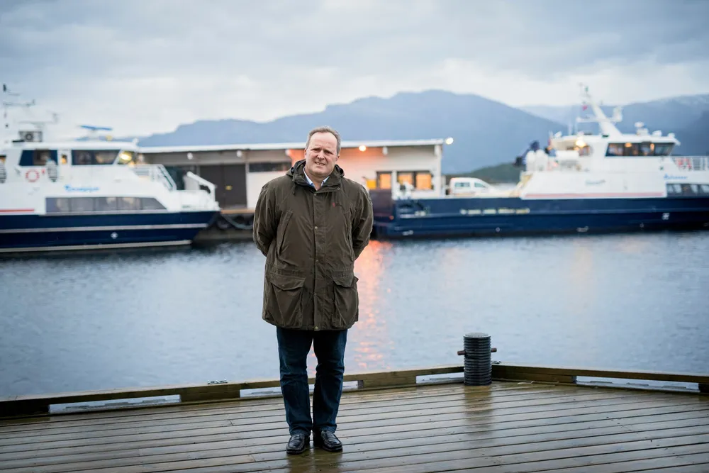 Dagfinn Neteland, har tidligere vært sjef i rederiet Fjord1. Her avbildet foran deres båter ved en tidligere anledning. Han er også styreleder i Norske Lakseelver.